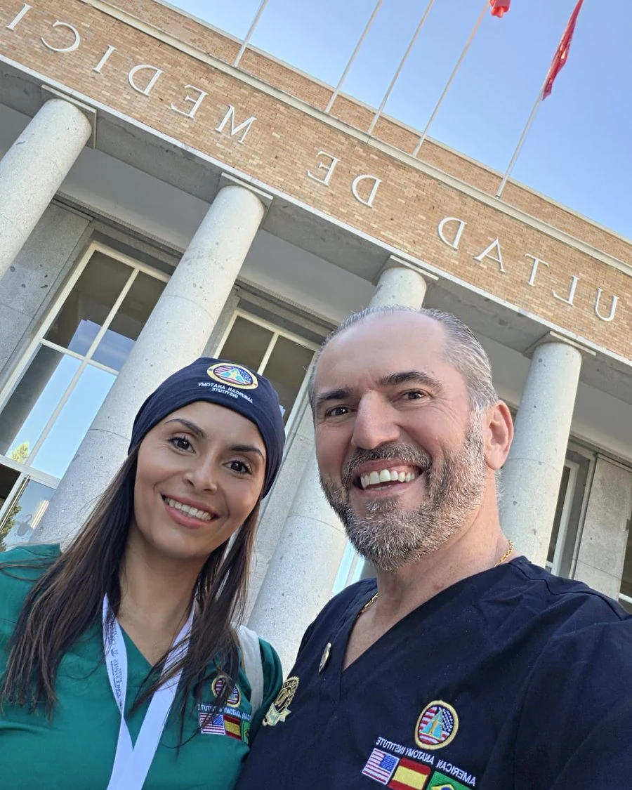 Cindy Alzate con un compañero del American Anatomy Institute frente a la Facultad de Medicina