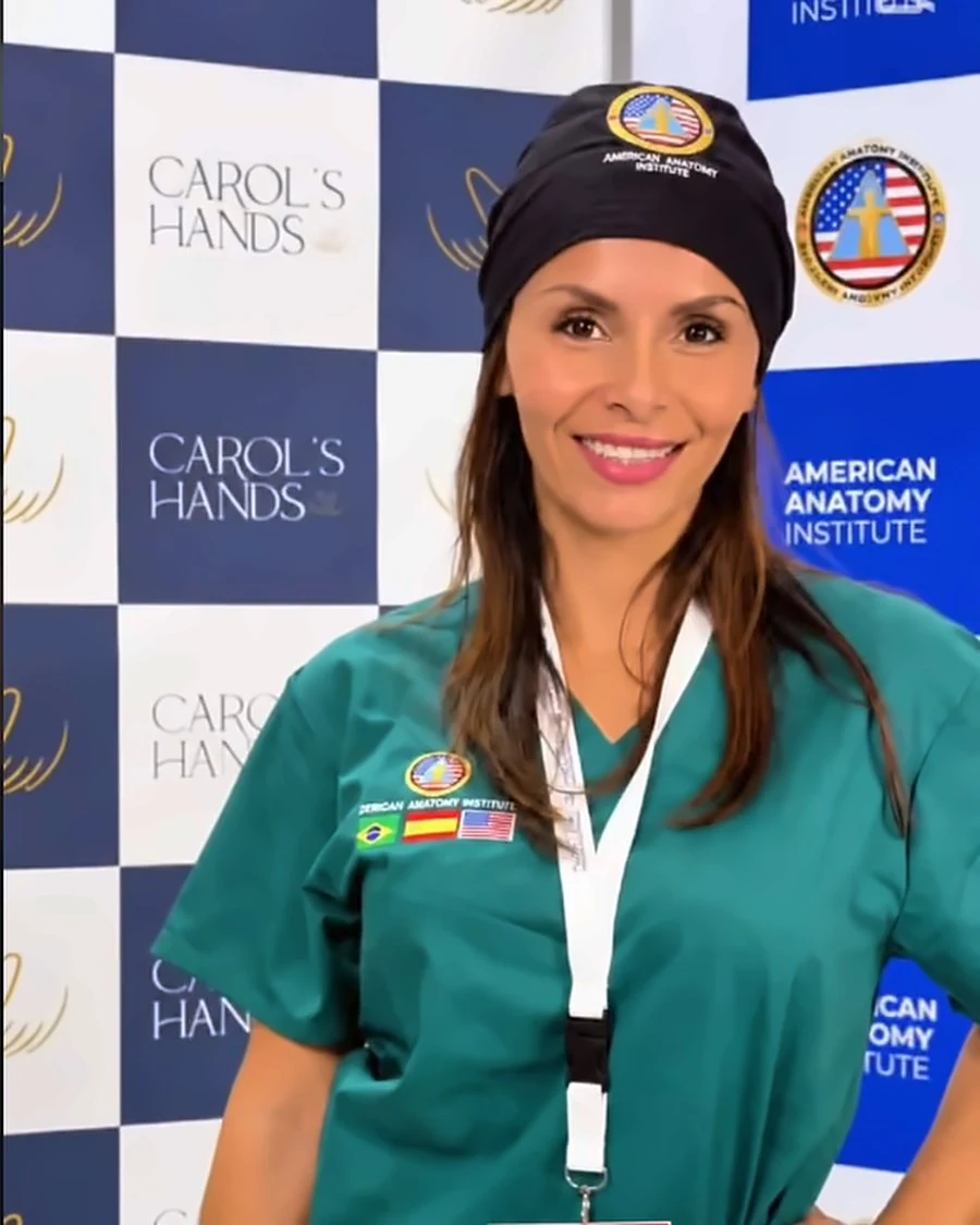 Cindy Alzate con la acreditación de The Real Experience of Anatomy