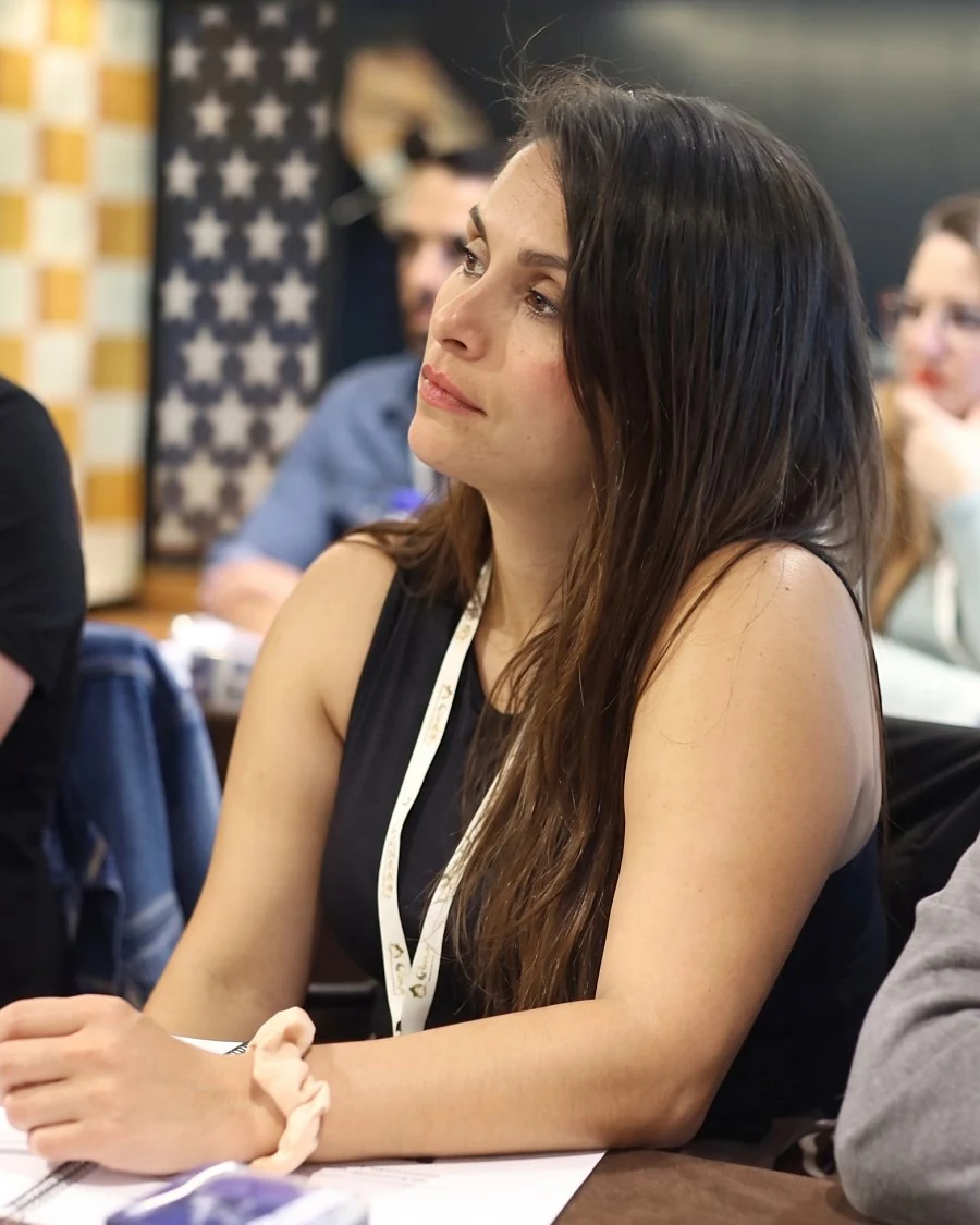 Cindy Alzate atenta durante una clase teórica de formación